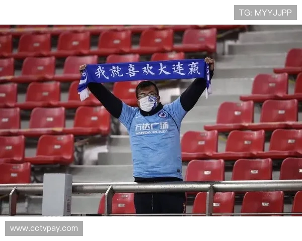 风雨无阻上港球迷助威中超创纪录 风雨无阻上港球迷助威中超创纪录